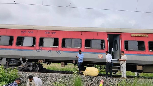 train derails