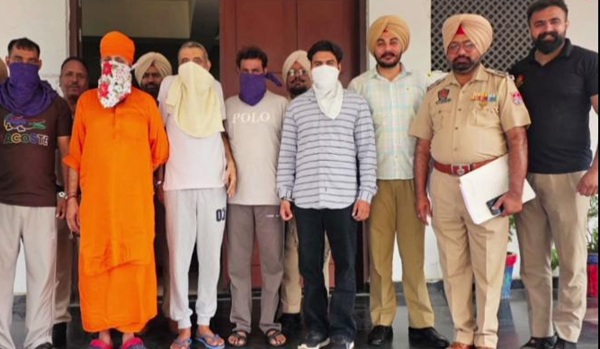 Gang Smuggling White Powde