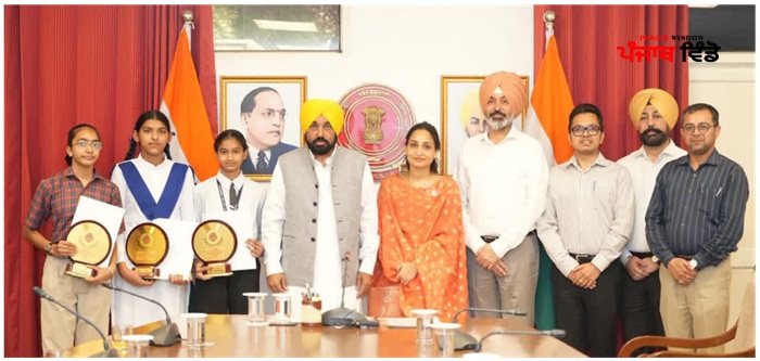 ਸੀ.ਐੱਮ.ਮਾਨ-ਵਿਦਿਆਰਥਣਾਂ